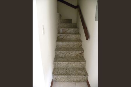 Casa de condomínio à venda com 149m², 3 quartos e 1 vagaEscada