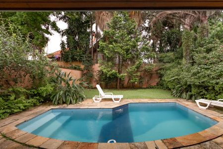 Casa à venda com 374m², 5 quartos e 6 vagas Casa à venda com 374m², 5 quartos e 6 vagasPiscina/ Jardim