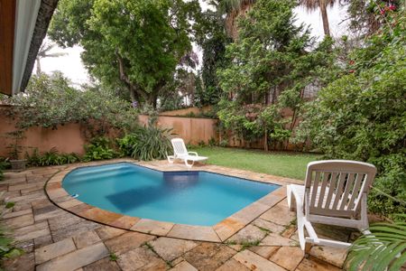 Casa à venda com 374m², 5 quartos e 6 vagas Casa à venda com 374m², 5 quartos e 6 vagasPiscina/ Jardim