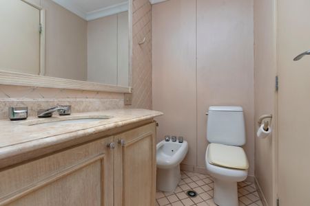 Casa à venda com 374m², 5 quartos e 6 vagas Casa à venda com 374m², 5 quartos e 6 vagasBanheiro da Suíte 3