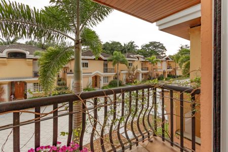 Casa à venda com 374m², 5 quartos e 6 vagas Casa à venda com 374m², 5 quartos e 6 vagasVaranda da Suíte 3