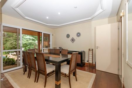 Casa à venda com 374m², 5 quartos e 6 vagas Casa à venda com 374m², 5 quartos e 6 vagasSala de Jantar