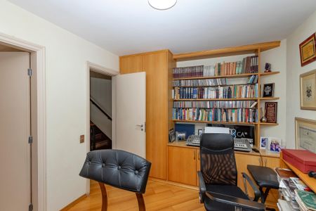 Casa à venda com 374m², 5 quartos e 6 vagas Casa à venda com 374m², 5 quartos e 6 vagasSuíte 4