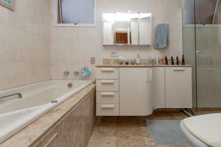 Casa à venda com 374m², 5 quartos e 6 vagas Casa à venda com 374m², 5 quartos e 6 vagasBanheiro 1 da Suíte 1