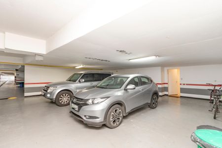 Casa à venda com 374m², 5 quartos e 6 vagas Casa à venda com 374m², 5 quartos e 6 vagasGaragem