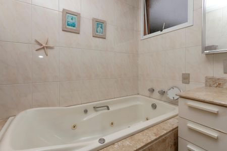 Casa à venda com 374m², 5 quartos e 6 vagas Casa à venda com 374m², 5 quartos e 6 vagasBanheiro 1 da Suíte 1