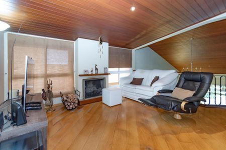 Casa à venda com 374m², 5 quartos e 6 vagas Casa à venda com 374m², 5 quartos e 6 vagasSala de TV