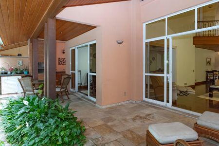 Casa à venda com 374m², 5 quartos e 6 vagas Casa à venda com 374m², 5 quartos e 6 vagasVaranda