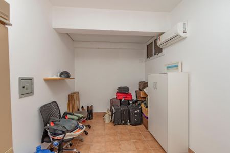 Casa à venda com 374m², 5 quartos e 6 vagas Casa à venda com 374m², 5 quartos e 6 vagasÁrea de Serviço