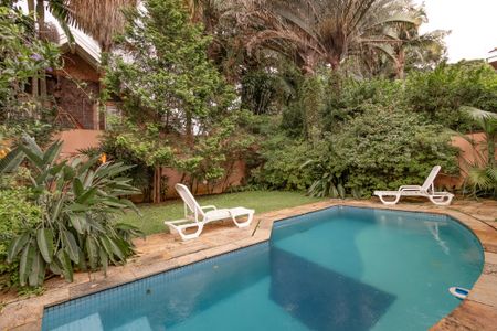 Casa à venda com 374m², 5 quartos e 6 vagas Casa à venda com 374m², 5 quartos e 6 vagasPiscina/ Jardim