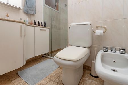 Casa à venda com 374m², 5 quartos e 6 vagas Casa à venda com 374m², 5 quartos e 6 vagasBanheiro 1 da Suíte 1