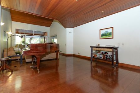 Casa à venda com 374m², 5 quartos e 6 vagas Casa à venda com 374m², 5 quartos e 6 vagasSala