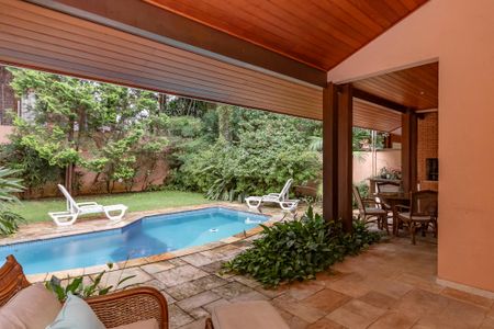 Casa à venda com 374m², 5 quartos e 6 vagas Casa à venda com 374m², 5 quartos e 6 vagasVaranda