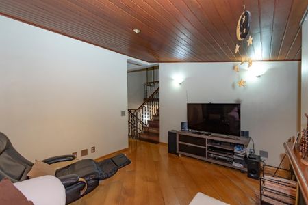 Casa à venda com 374m², 5 quartos e 6 vagas Casa à venda com 374m², 5 quartos e 6 vagasSala de TV