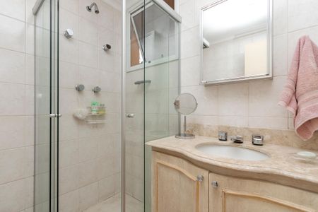 Casa à venda com 374m², 5 quartos e 6 vagas Casa à venda com 374m², 5 quartos e 6 vagasBanheiro da Suíte 2