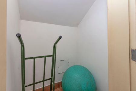 Casa à venda com 374m², 5 quartos e 6 vagas Casa à venda com 374m², 5 quartos e 6 vagasÁrea de Serviço