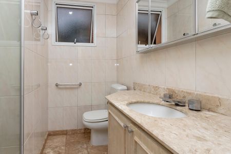 Casa à venda com 374m², 5 quartos e 6 vagas Casa à venda com 374m², 5 quartos e 6 vagasBanheiro 2 da Suíte 1