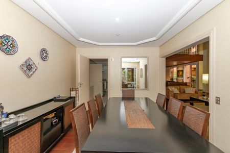 Casa à venda com 374m², 5 quartos e 6 vagas Casa à venda com 374m², 5 quartos e 6 vagasSala de Jantar