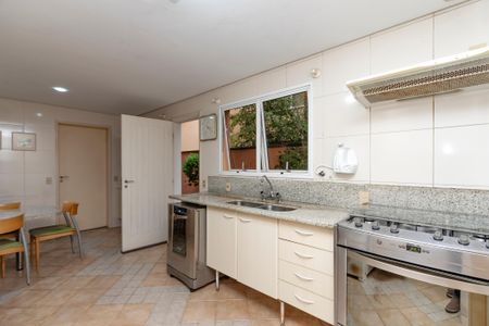 Casa à venda com 374m², 5 quartos e 6 vagas Casa à venda com 374m², 5 quartos e 6 vagasCozinha