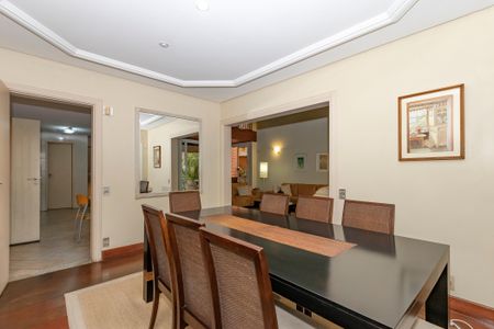 Casa à venda com 374m², 5 quartos e 6 vagas Casa à venda com 374m², 5 quartos e 6 vagasSala de Jantar