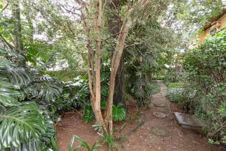 Casa à venda com 374m², 5 quartos e 6 vagas Casa à venda com 374m², 5 quartos e 6 vagasÁrea Comum