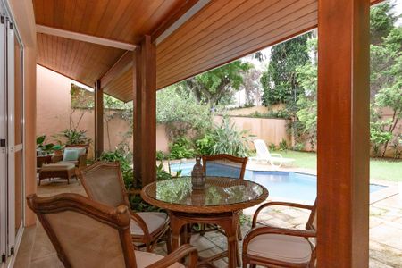 Casa à venda com 374m², 5 quartos e 6 vagas Casa à venda com 374m², 5 quartos e 6 vagasVaranda