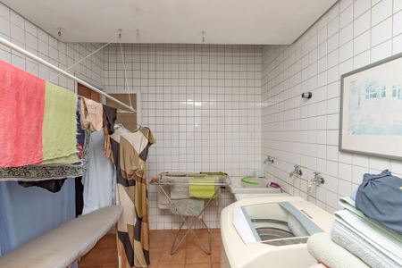 Casa à venda com 374m², 5 quartos e 6 vagas Casa à venda com 374m², 5 quartos e 6 vagasÁrea de Serviço