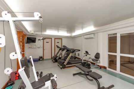 Casa à venda com 374m², 5 quartos e 6 vagas Casa à venda com 374m², 5 quartos e 6 vagasÁrea Comum - Academia