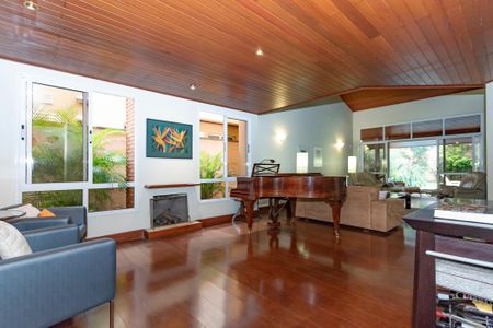 Casa à venda com 374m², 5 quartos e 6 vagas Casa à venda com 374m², 5 quartos e 6 vagasSala