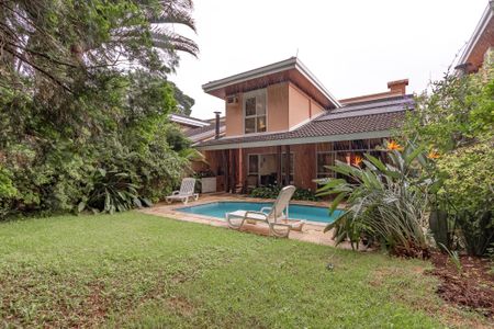 Casa à venda com 374m², 5 quartos e 6 vagas Casa à venda com 374m², 5 quartos e 6 vagasPiscina/ Jardim