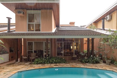 Casa à venda com 374m², 5 quartos e 6 vagas Casa à venda com 374m², 5 quartos e 6 vagasVaranda