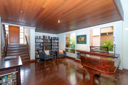 Casa à venda com 374m², 5 quartos e 6 vagas Casa à venda com 374m², 5 quartos e 6 vagasSala