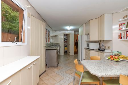 Casa à venda com 374m², 5 quartos e 6 vagas Casa à venda com 374m², 5 quartos e 6 vagasCozinha