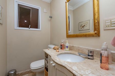 Casa à venda com 374m², 5 quartos e 6 vagas Casa à venda com 374m², 5 quartos e 6 vagasLavabo Sala