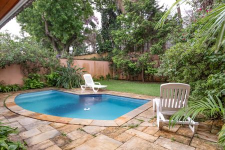 Casa à venda com 374m², 5 quartos e 6 vagas Casa à venda com 374m², 5 quartos e 6 vagasPiscina/ Jardim