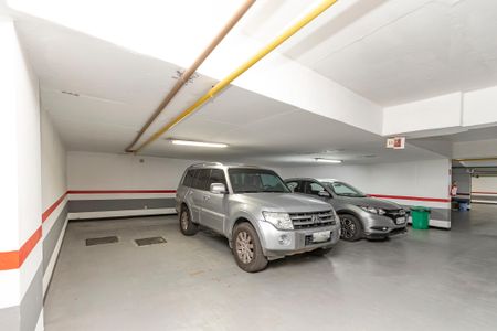 Casa à venda com 374m², 5 quartos e 6 vagas Casa à venda com 374m², 5 quartos e 6 vagasGaragem