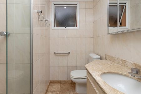 Casa à venda com 374m², 5 quartos e 6 vagas Casa à venda com 374m², 5 quartos e 6 vagasBanheiro 2 da Suíte 1