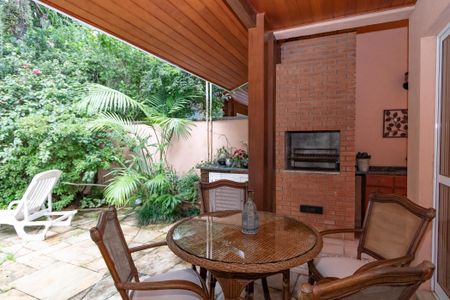 Casa à venda com 374m², 5 quartos e 6 vagas Casa à venda com 374m², 5 quartos e 6 vagasVaranda