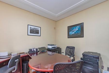 Casa à venda com 374m², 5 quartos e 6 vagas Casa à venda com 374m², 5 quartos e 6 vagasEscritório