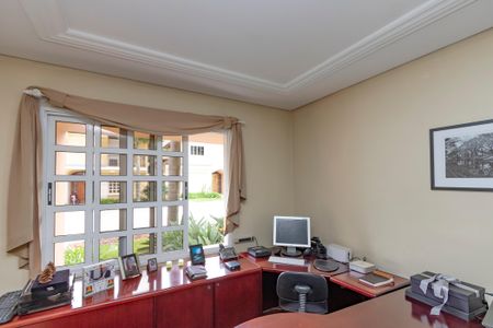 Casa à venda com 374m², 5 quartos e 6 vagas Casa à venda com 374m², 5 quartos e 6 vagasEscritório