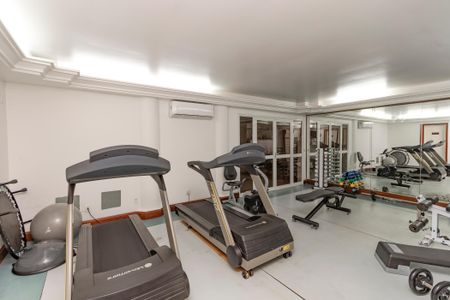 Casa à venda com 374m², 5 quartos e 6 vagas Casa à venda com 374m², 5 quartos e 6 vagasÁrea Comum - Academia