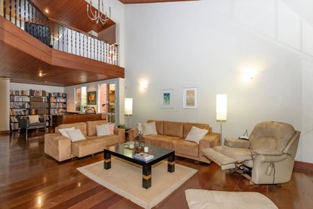 Casa à venda com 374m², 5 quartos e 6 vagas Casa à venda com 374m², 5 quartos e 6 vagasSala