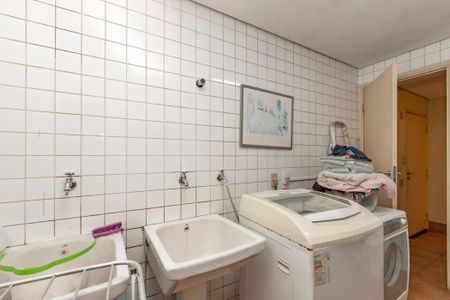 Casa à venda com 374m², 5 quartos e 6 vagas Casa à venda com 374m², 5 quartos e 6 vagasÁrea de Serviço