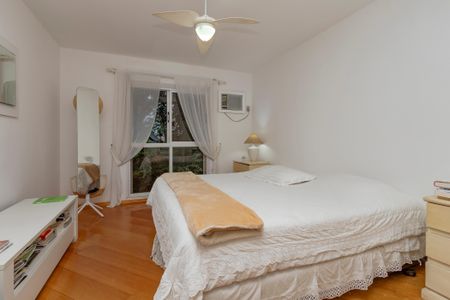 Casa à venda com 374m², 5 quartos e 6 vagas Casa à venda com 374m², 5 quartos e 6 vagasSuíte 1