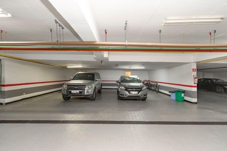 Casa à venda com 374m², 5 quartos e 6 vagas Casa à venda com 374m², 5 quartos e 6 vagasGaragem