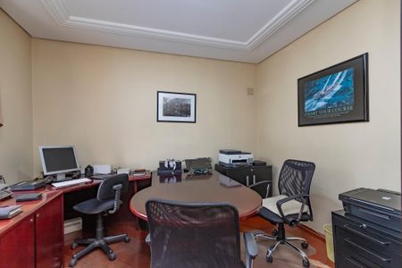 Casa à venda com 374m², 5 quartos e 6 vagas Casa à venda com 374m², 5 quartos e 6 vagasEscritório