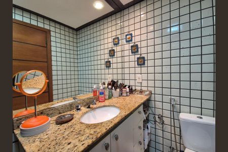 Casa de condomínio à venda com 200m², 3 quartos e 2 vagasbanheiro da suite 2