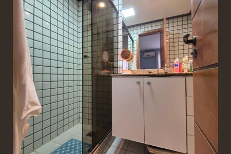 Casa de condomínio à venda com 200m², 3 quartos e 2 vagasbanheiro da suite 2