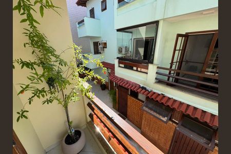 Casa de condomínio à venda com 200m², 3 quartos e 2 vagasSacada do quarto