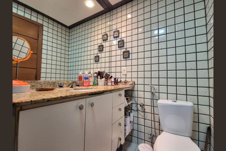 Casa de condomínio à venda com 200m², 3 quartos e 2 vagasbanheiro da suite 2